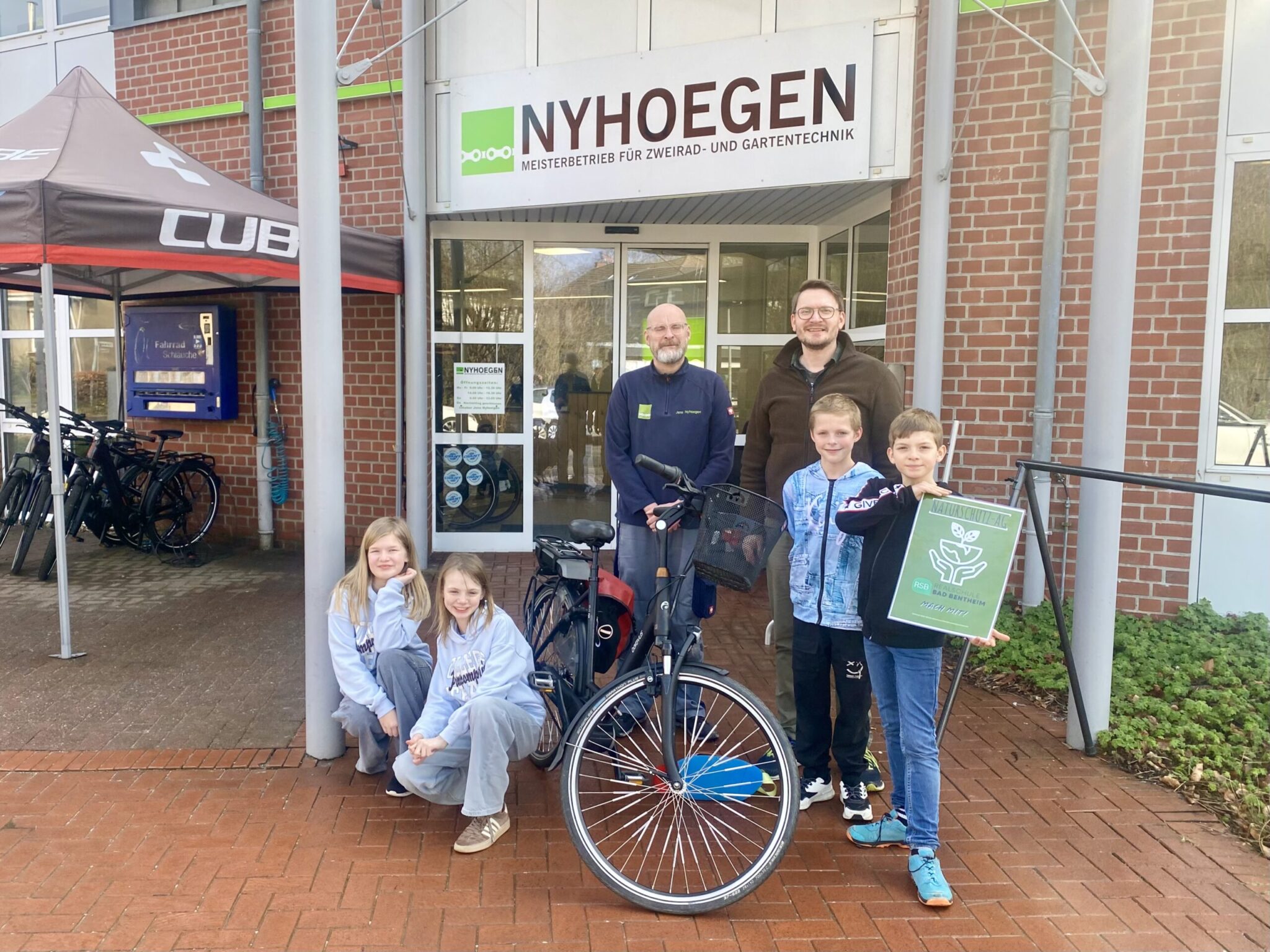 Nachhaltiger Rückenwind für den Naturschutz: Naturschutz-AG der Realschule Bad Bentheim freut sich über E‑Bike-Spende